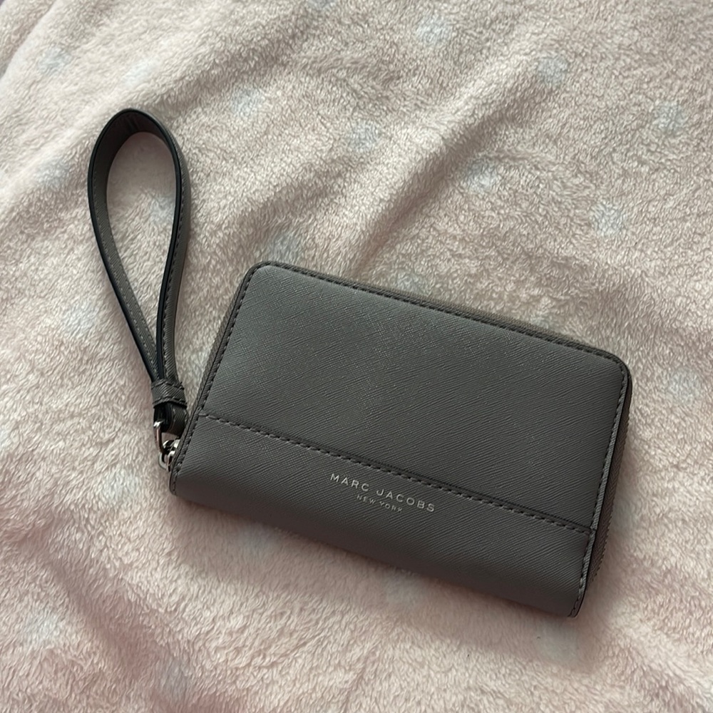 Marc Jacobs zippy wallet